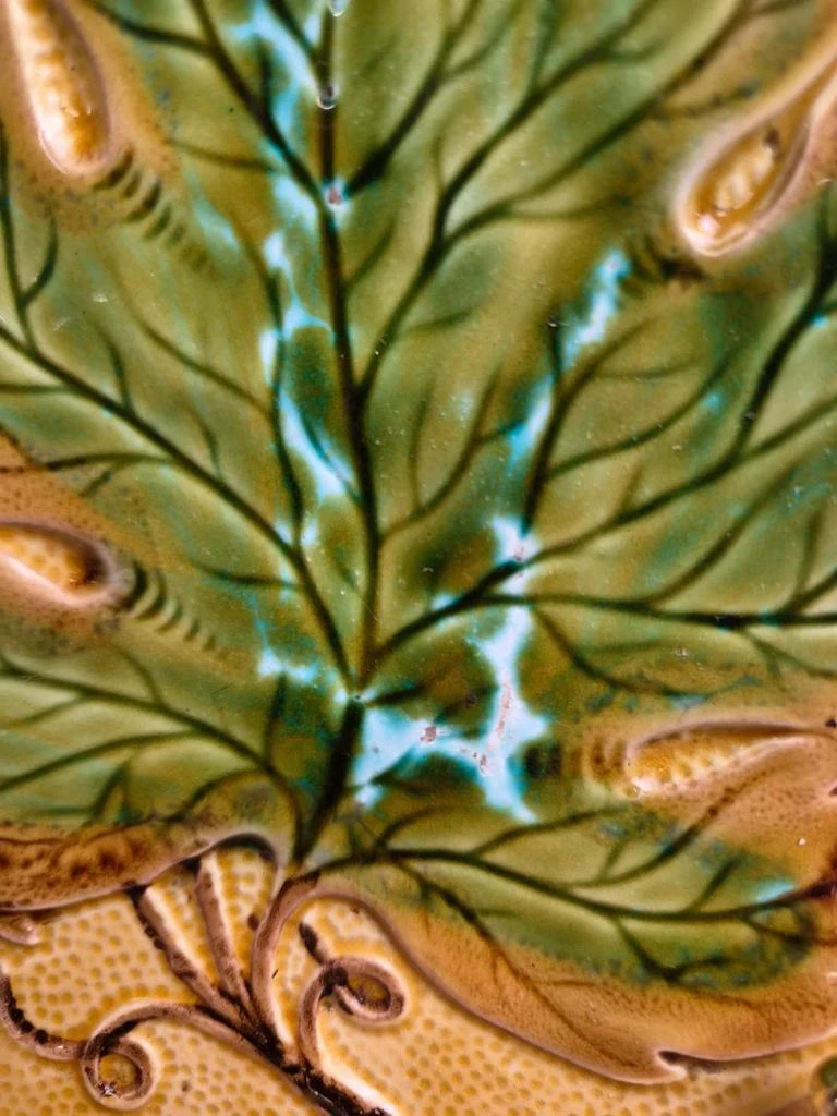 Prato de sobremesa antigo em barbotina - decoração de folhas em relevo - amarelo e verde – photo 3